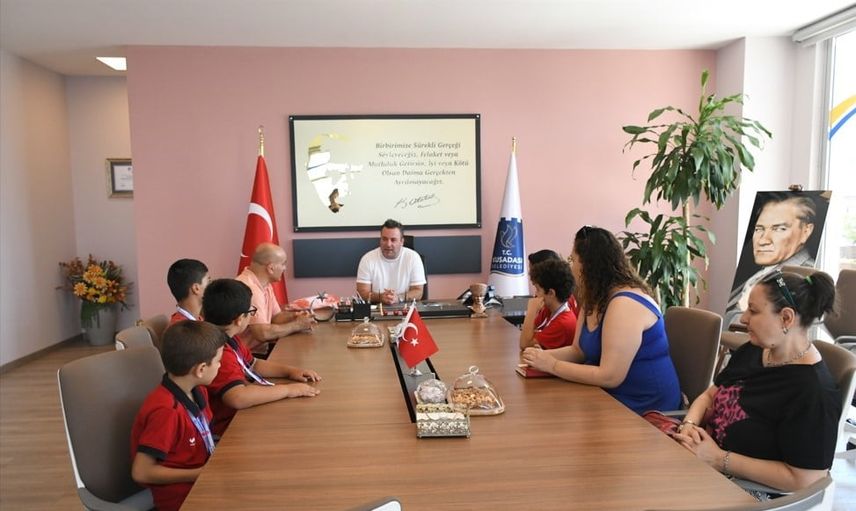 Madalyalı dönüş: Kuşadası'nda genç güreşçilere belediye desteği