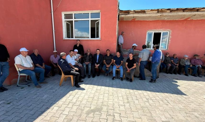 Demirözü'nde kaymakam köy sakinlerinin taleplerini yerinde dinledi