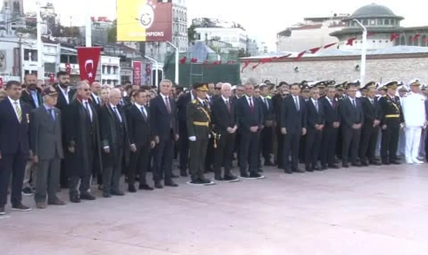 Taksim'de anıta saygı: 30 Ağustos'un 104'üncü yılı kutlandı