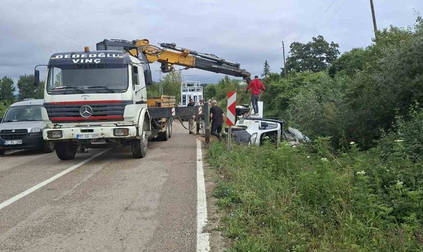 Sinop'ta devrilen kamyonetin cam yükü yola saçıldı