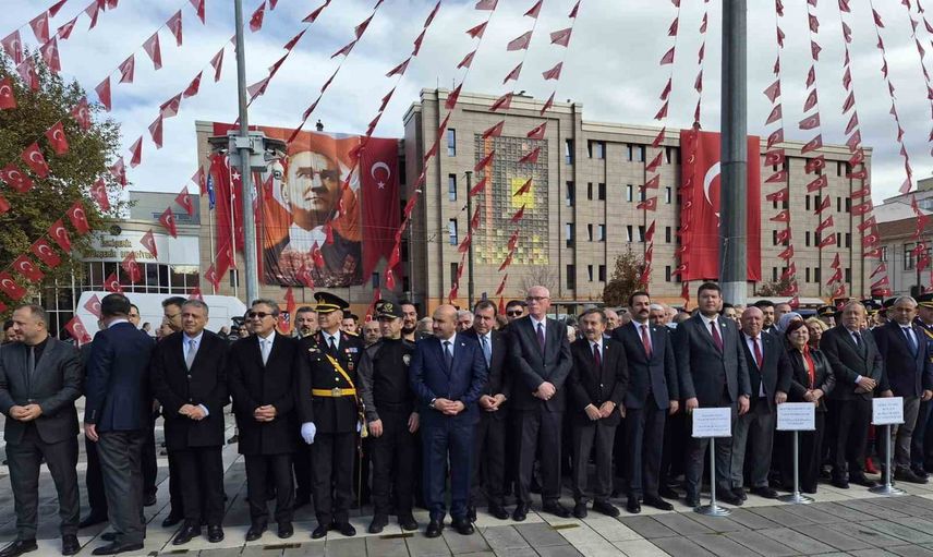 Eskişehir'de cumhuriyet coşkusu valilik meydanı'nda çelenk töreniyle yükseldi