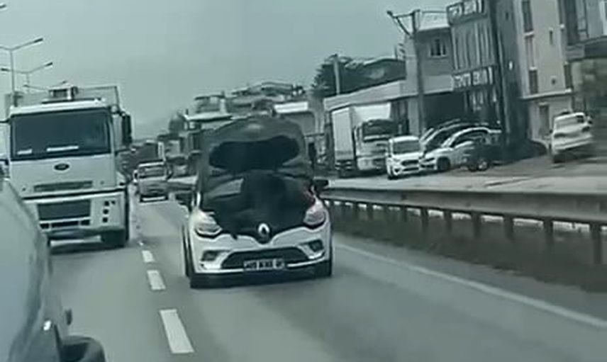 Bursa'da seyir halindeki aracın kaputunda yapılan tamirat sürücüleri şaşırttı