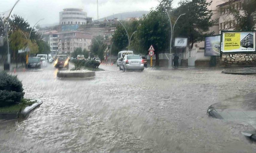 Bayburt'ta öğle vaktinde bastıran gök gürültülü sağanak günlük yaşamı sekteye uğrattı