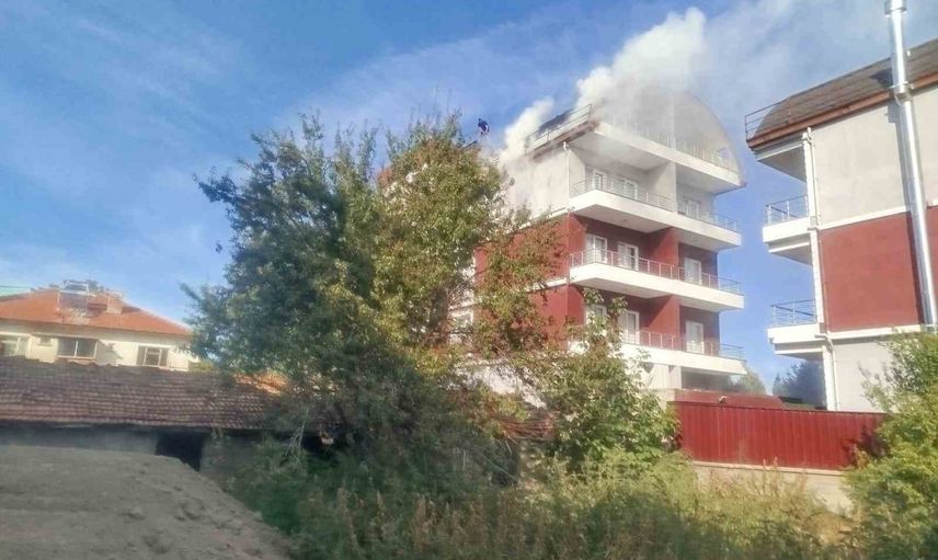 Çivril'de izolasyon çalışması sırasında çıkan çatı yangını itfaiye ve işçilerce büyümeden söndürüldü