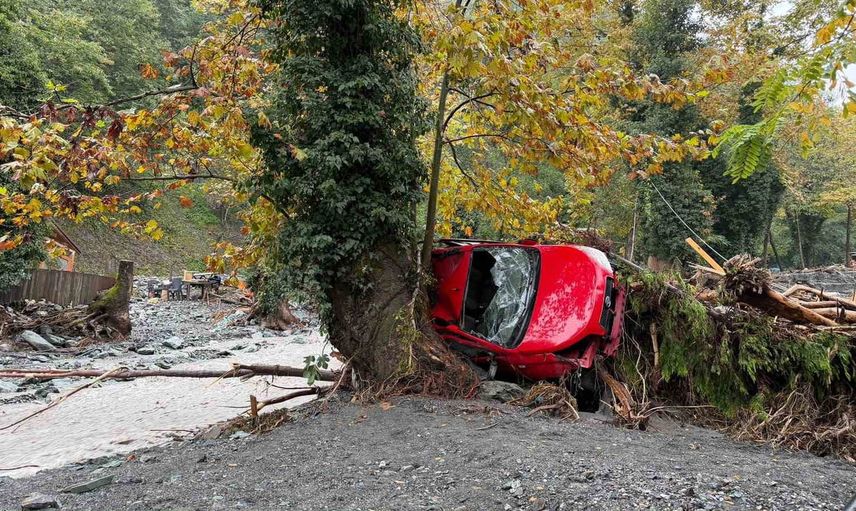Sapanca Dereköy'de sel yaşam alanlarını ve yolları tahrip etti
