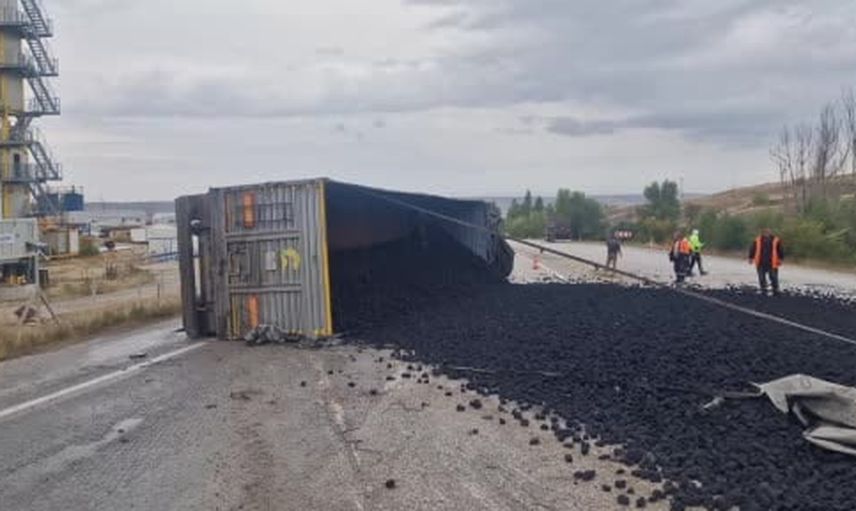 Çorum'da devrilen kömür yüklü tır kara yolunu tek şeride düşürdü