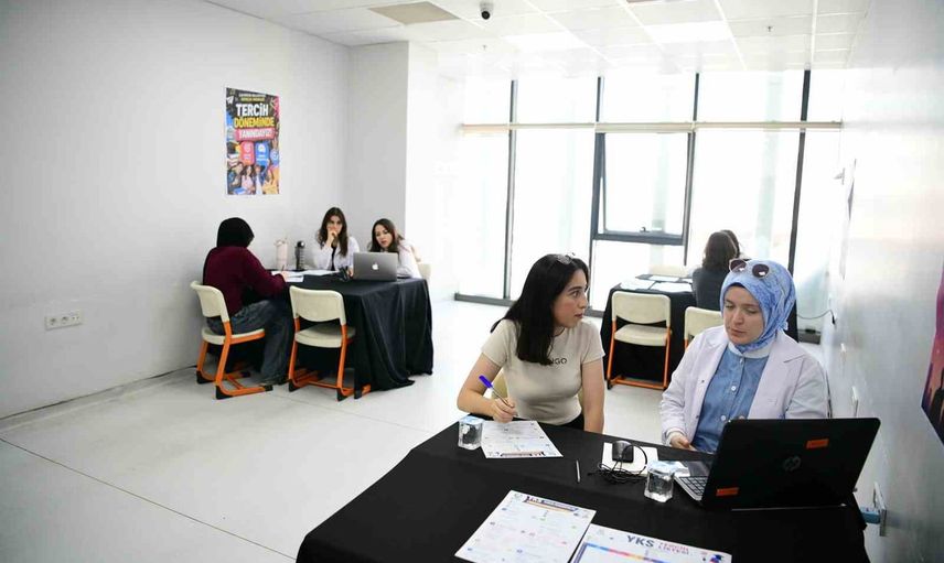 Çayırova gençlik merkezinin 62 öğrencisi üniversite yolunu açtı