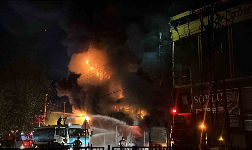Mezitli'de mobilya mağazasında çıkan yangın çevrede paniğe yol açtı