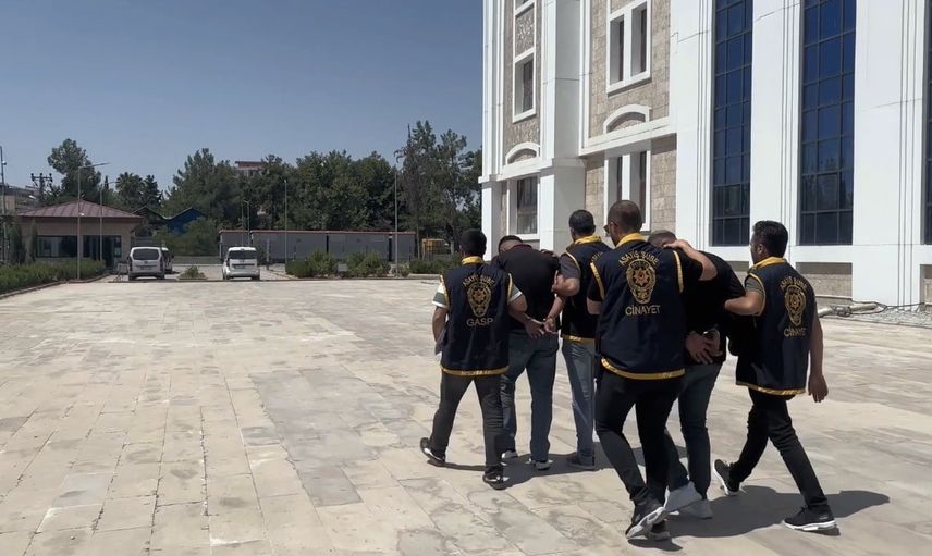 Otogar önünde yol verme kavgası kameraya yansıdı: iki zanlı tutuklandı