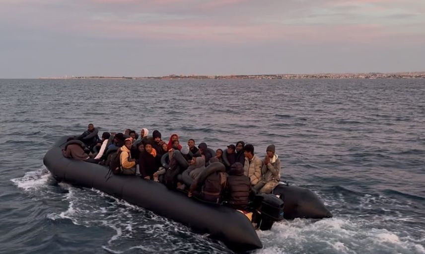 Didim'de lastik bottaki 62 düzensiz göçmen kurtarıldı