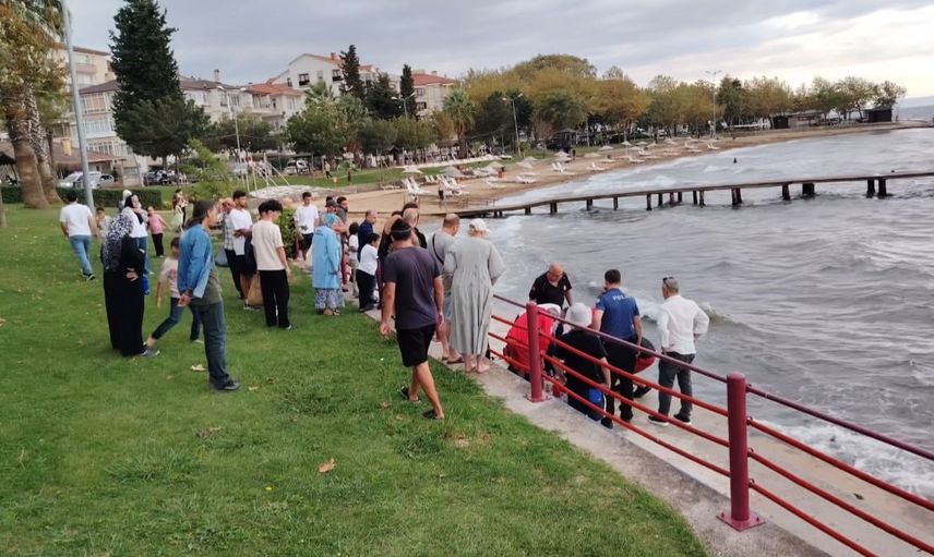 Karamürsel'de öfkeyle denize atlayan kadın cankurtaranlar ve vatandaşlar tarafından kurtarıldı