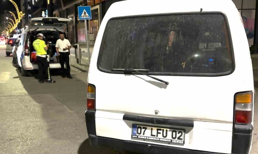 Aksaray'da zikzak çizen minibüs durduruldu, sürücünün ehliyetine 6 ay el konuldu