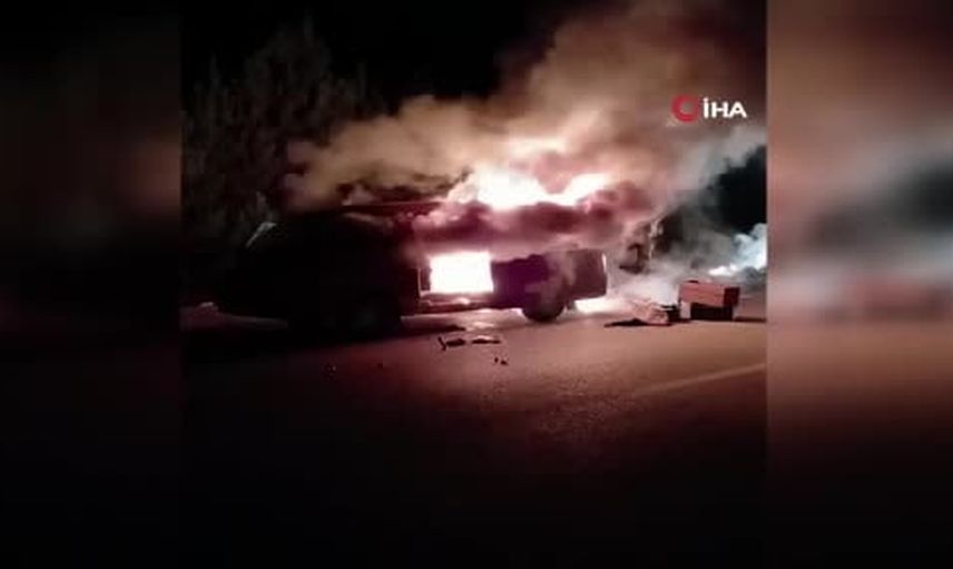 Kara yolda alevlere teslim olan minibüs kullanılamaz hale geldi