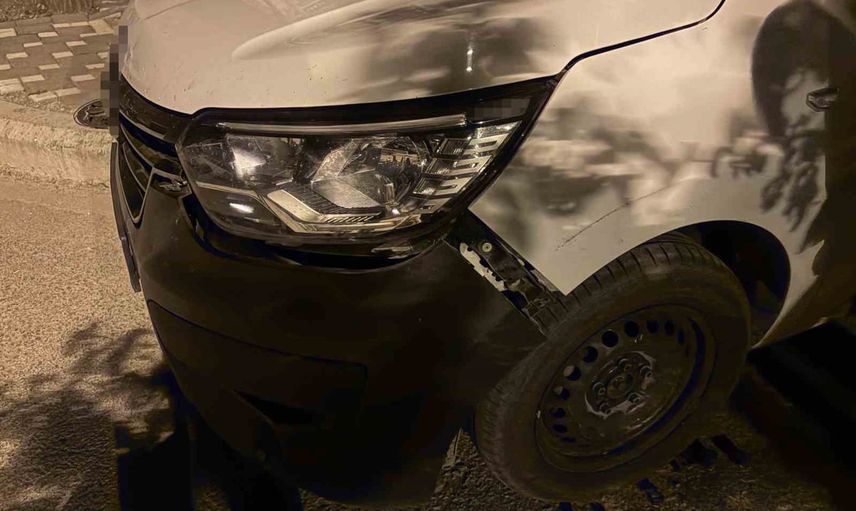 Çift yönlü parkın tıkadığı yolda kamyonet araçlara zarar verip kaçtı