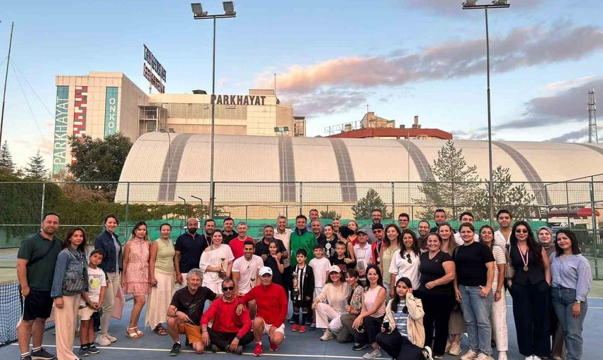 Afyon'da Zafer Mix Cup 2026 kortta dostluk ve rekabetle sona erdi