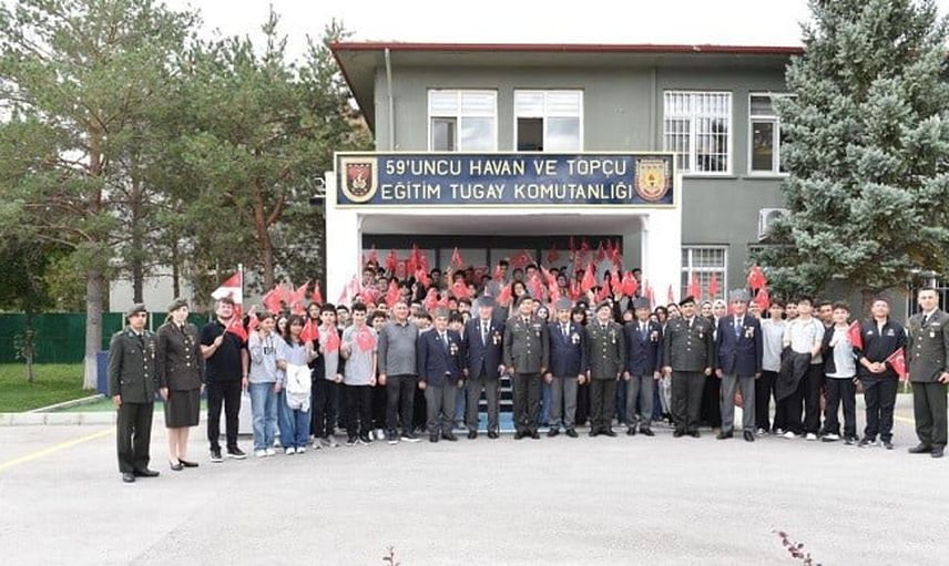 Gençler askerlerle aynı safta buluştu: 'Mehmetçik ile Bir Gün' deneyimi