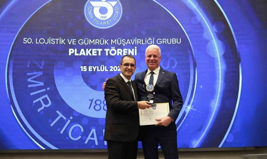 Yarım asırlık gümrük mesaisi İzmir Ticaret Odası'nda taltif edildi