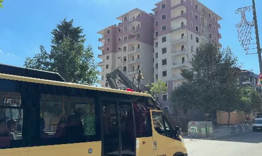 Küçükçekmece'de yıkım sırasında çöken bina mahallede paniğe yol açtı