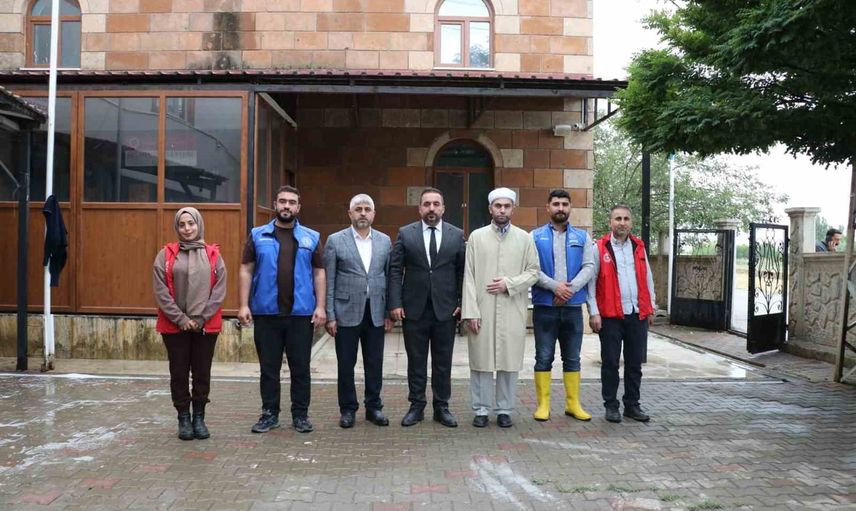 Gönüllü gençler Selahaddini Eyyübi Camii'ni meslek bilgileriyle yeniledi