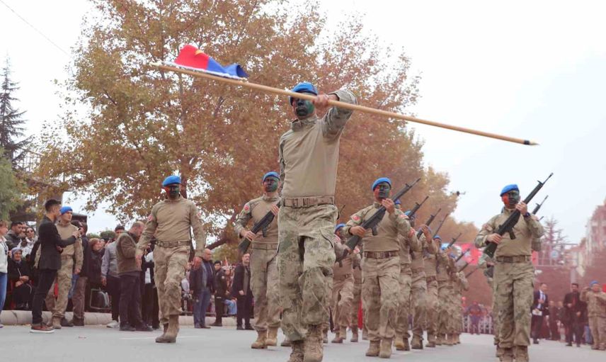 Cumhuriyet coşkusunda jandarma ve komandoların gösterisi izleyeni büyüledi