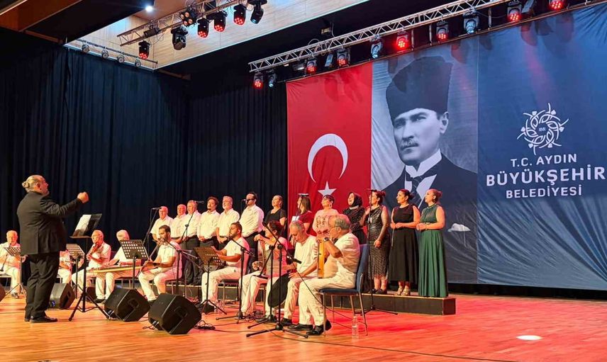 Didim'de nostalji akşamı: Şarkılar Geçidi geçmişin ezgilerini sahneye taşıdı