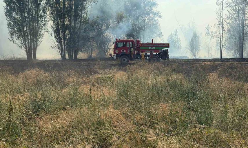 Emirdağ'da anız yangını ekiplerin koordineli müdahalesiyle kontrol altına alındı