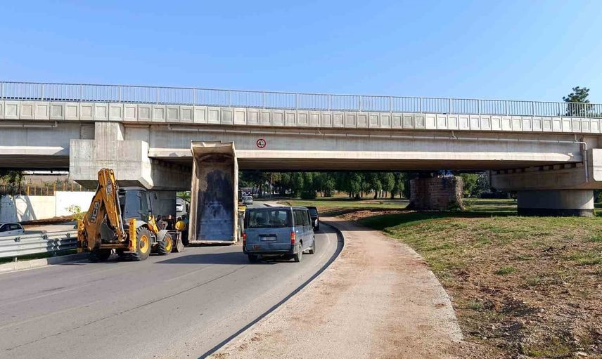 Köprü altında sıkışan ASKİ kamyonu, açılan damper nedeniyle maddi hasar bıraktı