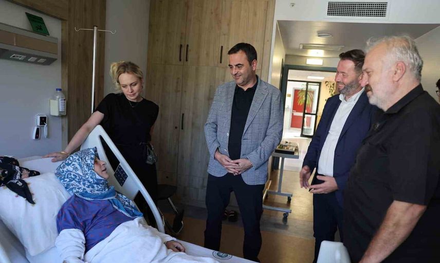 Başiskele'de saha çalışmaları hız kazanırken başkan Özlü şehit annesini ziyaret etti