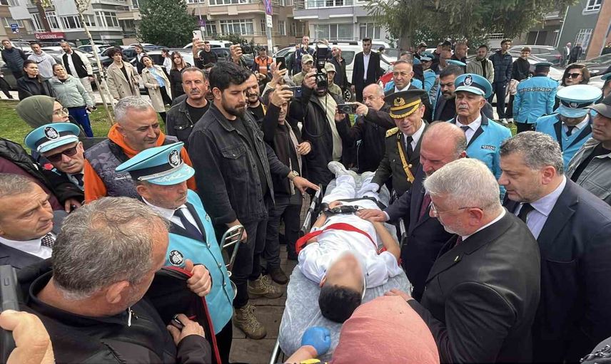 Tören sırasında bayılan öğrenci merdivenlerden düştü, protokol ilgilendi