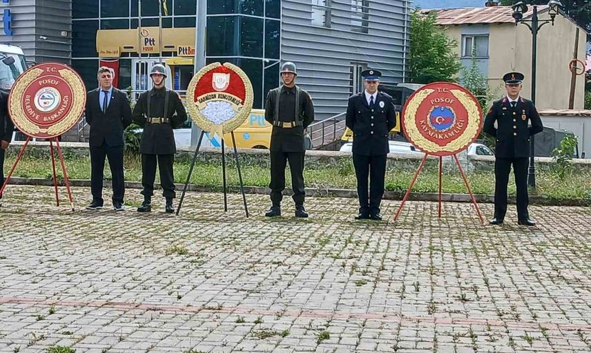 Posof'ta zafer bayramı törenlerle anıta çelenk bırakılarak kutlandı