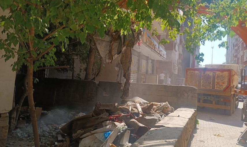 Siirt'te çöp evden iki kamyon atık çıkarıldı