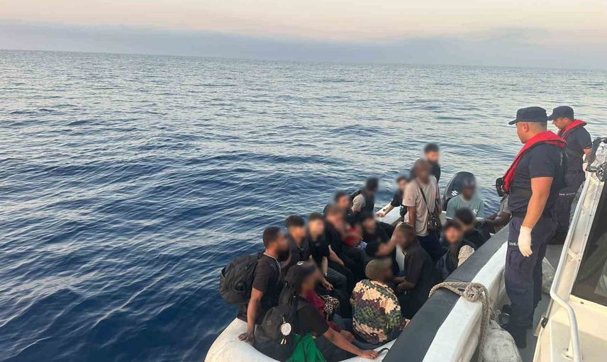 İzmir kıyılarında iki ayrı operasyon: 44 düzensiz göçmen yakalandı
