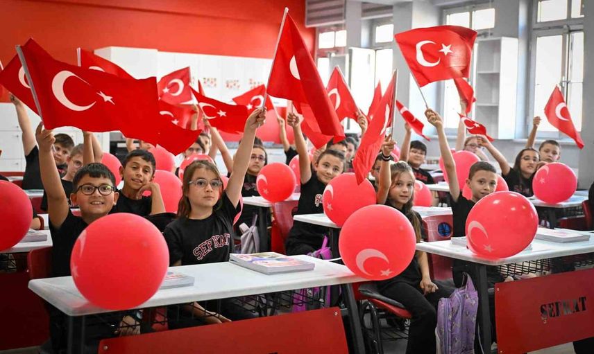 Uşak'ta ders zili umut ve coşkuyla çaldı