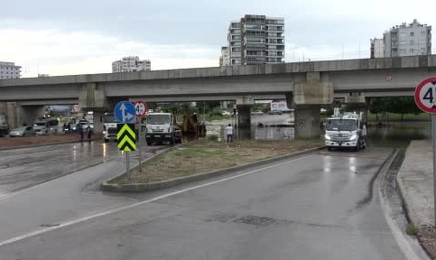 Adana'da sağanak ulaşımı aksattı: alt geçit suyla doldu, ağaç yola devrildi