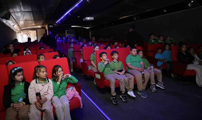 Köy okullarına sinema götüren tır Cumayeri'nde öğrencilerle buluştu
