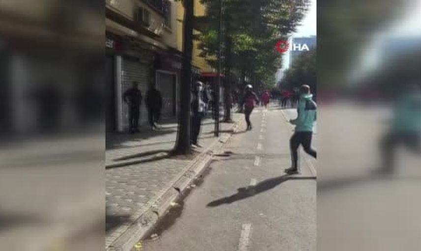 Şehir merkezinde protestolar şiddetlenerek Tiran’daki hükümet binalarını ve anıtları hedef aldı