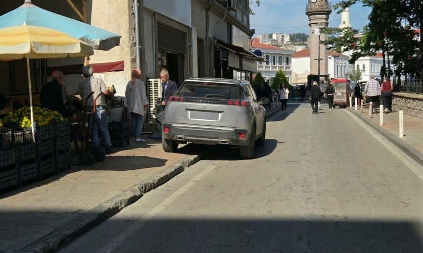 Samsun kaldırımlarında kamusal alan uyarısı: esnaflar ortak yola saygı göstermeli