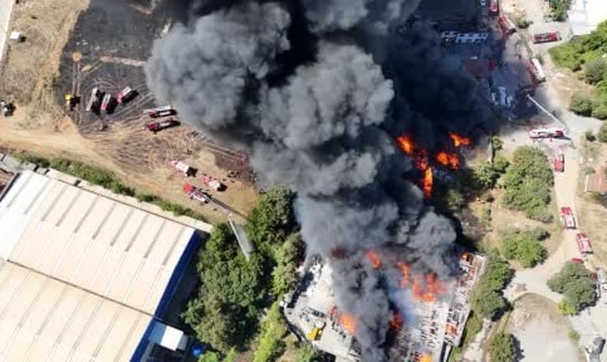 Tuzla'da depo yangını sırasında patlama dron görüntülerine yansıdı