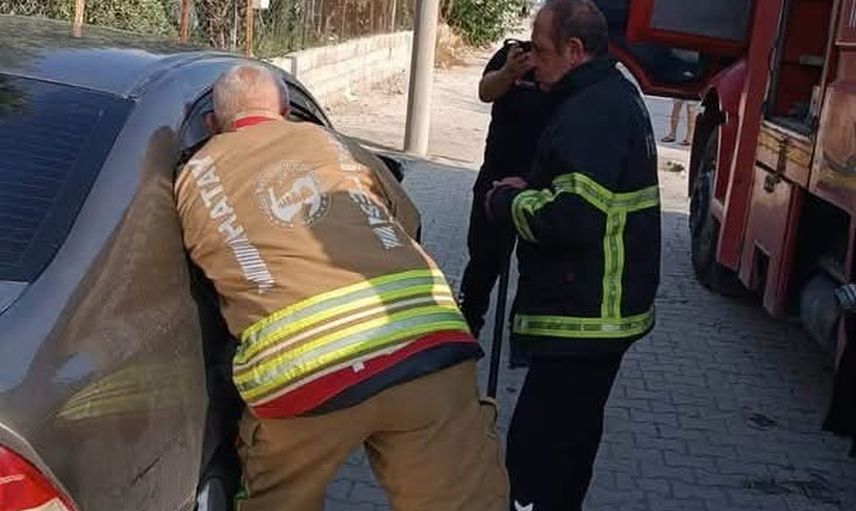 İtfaiyenin müdahalesiyle Samandağ'da araçta kilitli kalan çocuk ailesine teslim edildi