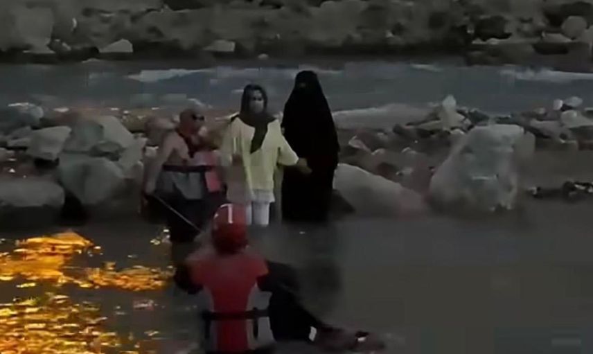 Baraj kapaklarının açılması sonrası Kezer Çayı'nda mahsur kalan iki öğrenci kurtarıldı
