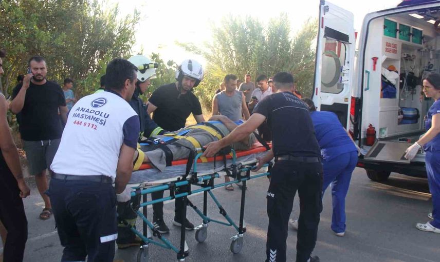 Serik'te kontrolü kaybeden otomobil sulama kanalına düştü
