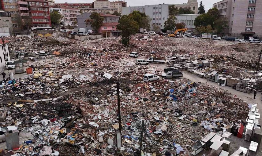 İtfaiye Meydanı'nda yıkımın gölgesinde kalan esnaf çözüm bekliyor
