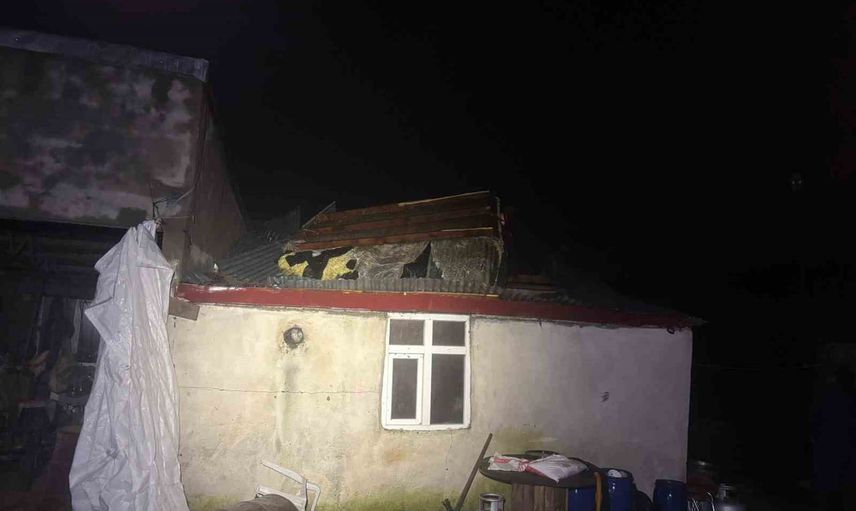 Fırtına Ardahan’ın Öncül köyünde 20 yapının çatısına zarar verdi