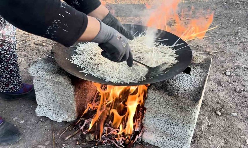 İpe dizilen eriştelerle köyün kış hazırlığı