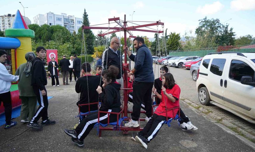 Camilerde buluşma: özel öğrencilerle ilahiler ve gönül sohbeti