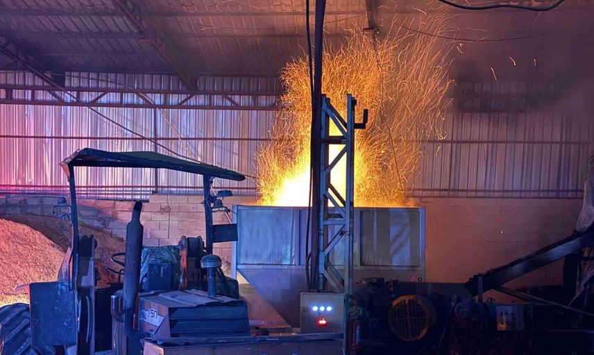 Kayseri'de kereste fabrikasında talaş briketleme makinesi yangını itfaiye tarafından kontrol altına alındı