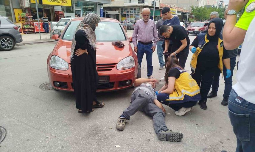 Çivril'de dönüş yapan otomobilin çarptığı elektrikli bisiklet sürücüsü yaralandı
