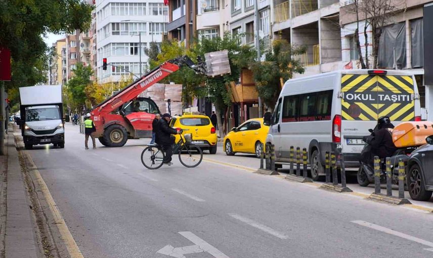 Eskişehir'de merkez caddede malzeme sevkiyatı trafik akışını durdurdu