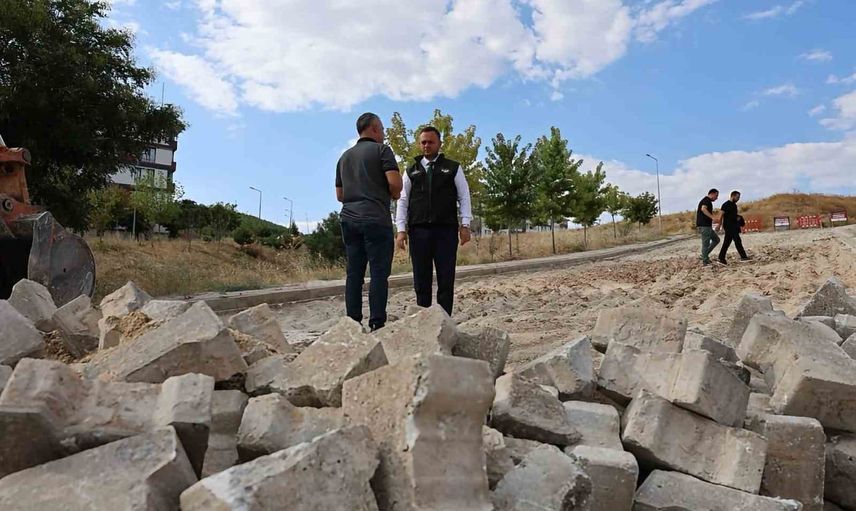 Çivril'de TOKİ bölgelerine konforlu ulaşım için sıcak asfalt adımı