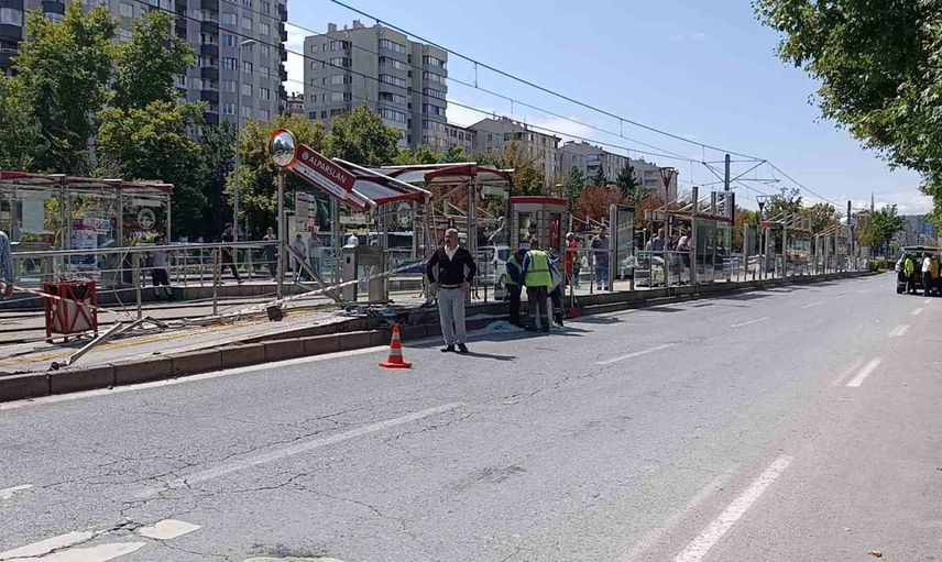 Kayseri'de direksiyon kontrolünü yitiren araç tramvay durağına girdi